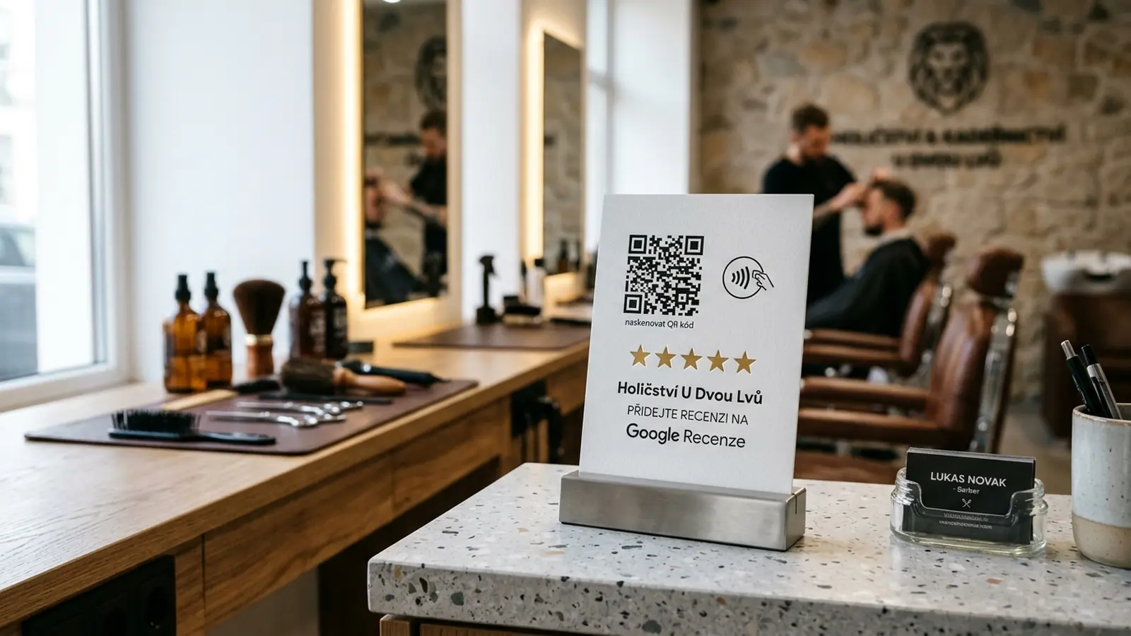 Recepční stojánek s trvalým QR kódem a NFC štítkem na Google recenze v moderním českém barbershopu